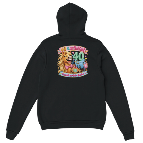 40 und sattelfest – Hoodie mit Rückendruck