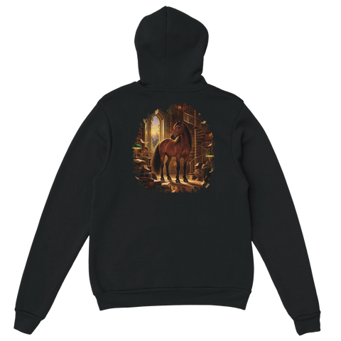 Braunes Pferd in der magischen Bibliothek – Hoodie mit Rückendruck