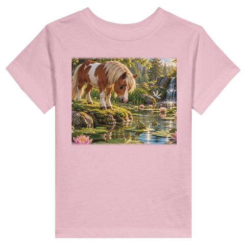 Pony am Seerosenteich mit Libellen – Kleinkind-T-Shirt