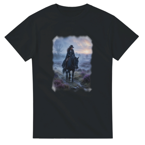 Reiterin im nebligen Moor – T-Shirt