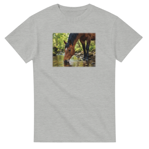 Trinken am Waldbach – T-Shirt