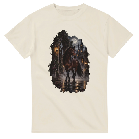 Dunkelbraunes Pferd im gotischen Burghof – T-Shirt