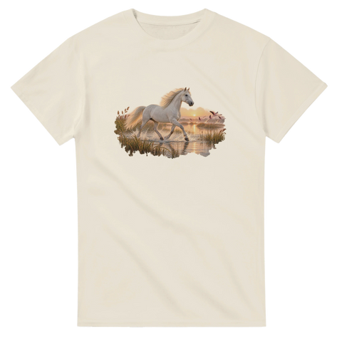 Camargue-Pferd im Flamingo-Marschland – T-Shirt