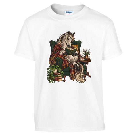 Lesendes Pferd im Ohrensessel – Kinder-T-Shirt