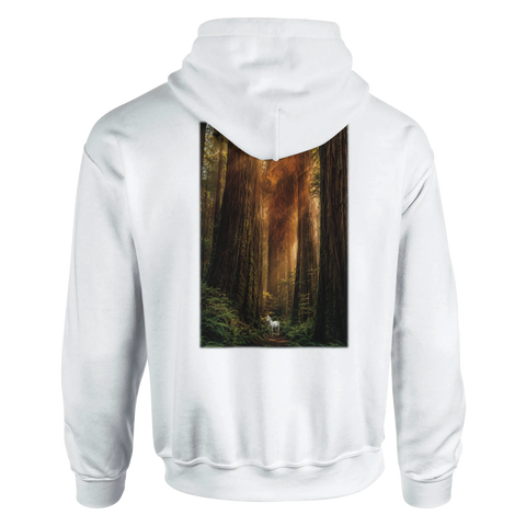 Weißer Geist im Redwoodwald – Hoodie mit Rückendruck