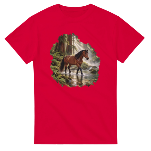 Braunes Pferd im Mammutbaumwald – T-Shirt