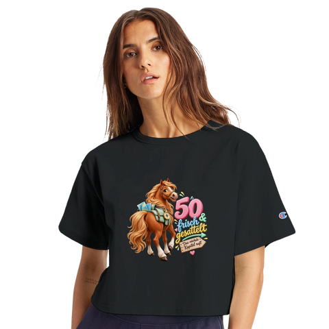 50 und frisch gesattelt – Crop-Top