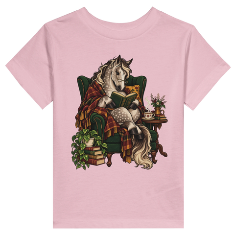 Lesendes Pferd im Ohrensessel – Kleinkind-T-Shirt