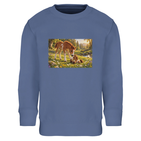 Fohlen mit Kuscheltier im Gras – Kinder-Pullover