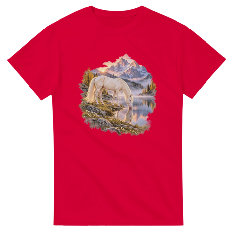 Cremello am Alpensee im Morgengrauen – T-Shirt