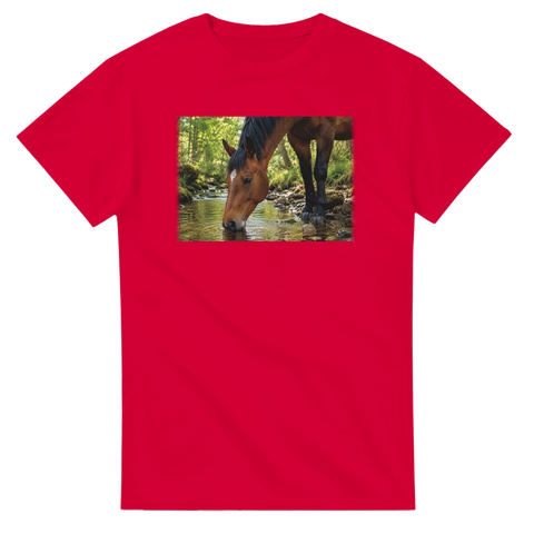 Trinken am Waldbach – T-Shirt